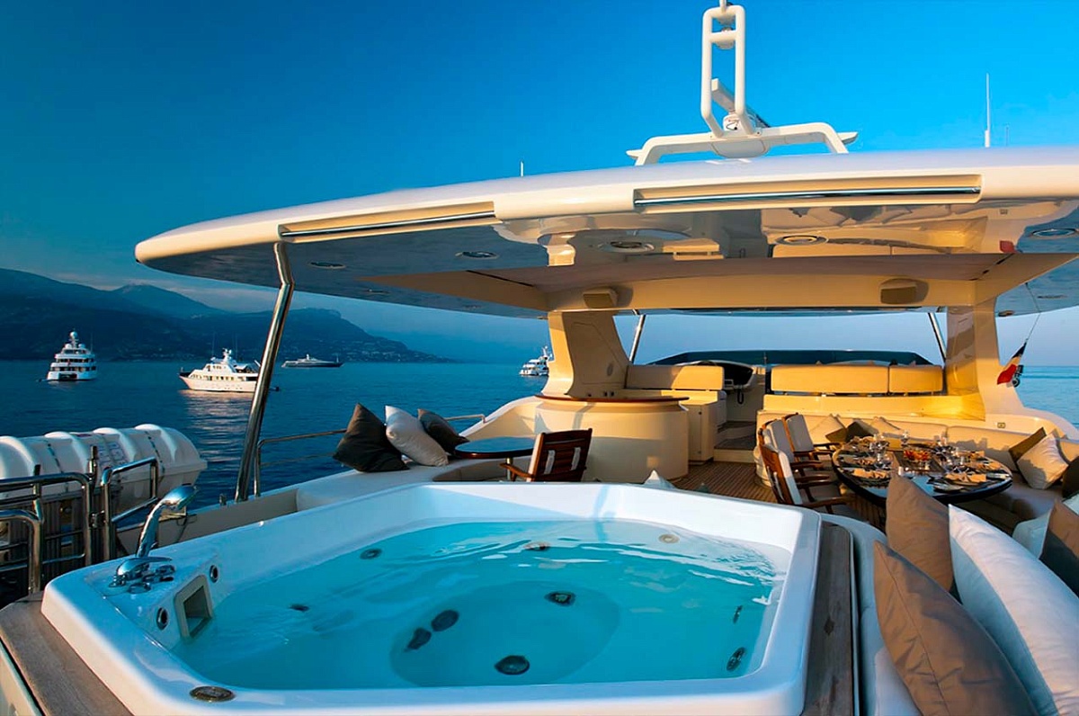Аренда моторной яхты Azimut 116 в Сочи